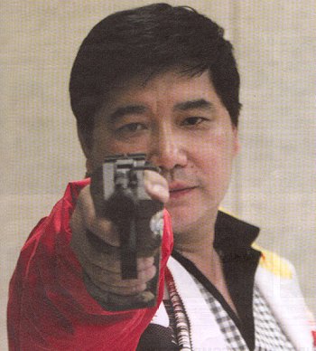 Wang posing with his Morning Free Pistol